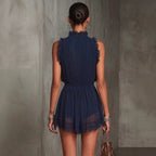 Jumpsuit blu navy in chiffon plissettato con dettagli in pizzo e finiture con volant